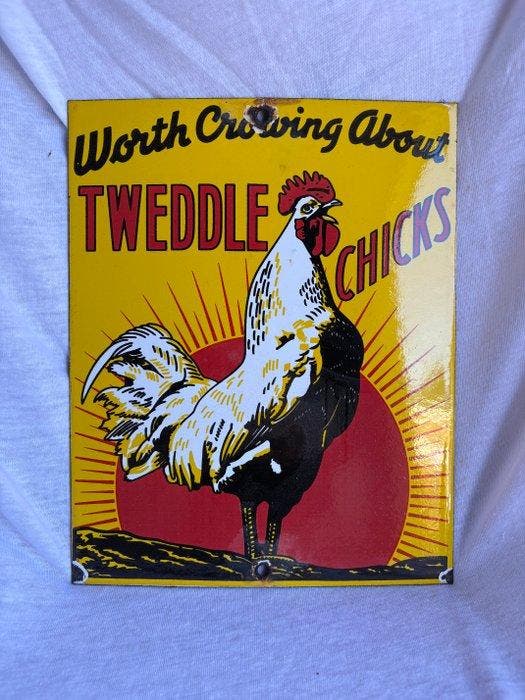 Tweddle Chicks emaille reclamebord – “Worth Crowing About” –, Antiek en Kunst, Antiek | Wandborden en Tegels