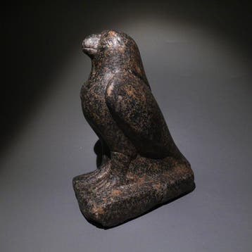 Oud-Egyptisch granodioriet Horus-valksculptuur. 19,5 cm