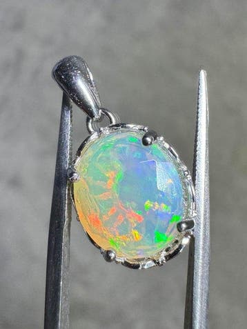 Hanger van natuurlijk wit Ethiopisch facetgeslepen opaal +