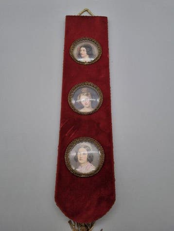 Wanddecoratie - Drie dames-miniaturen op rood fluweel –