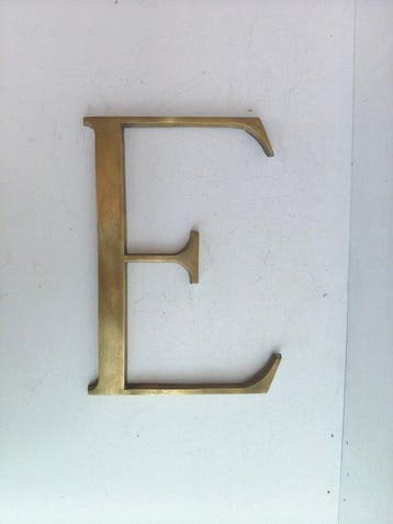 LETTER E - Reclamebord - Verguld messing, Antiek en Kunst, Curiosa en Brocante
