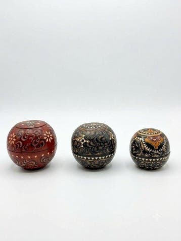 Sieradendoos - Hout - Set van drie houten bollen, Antiek en Kunst