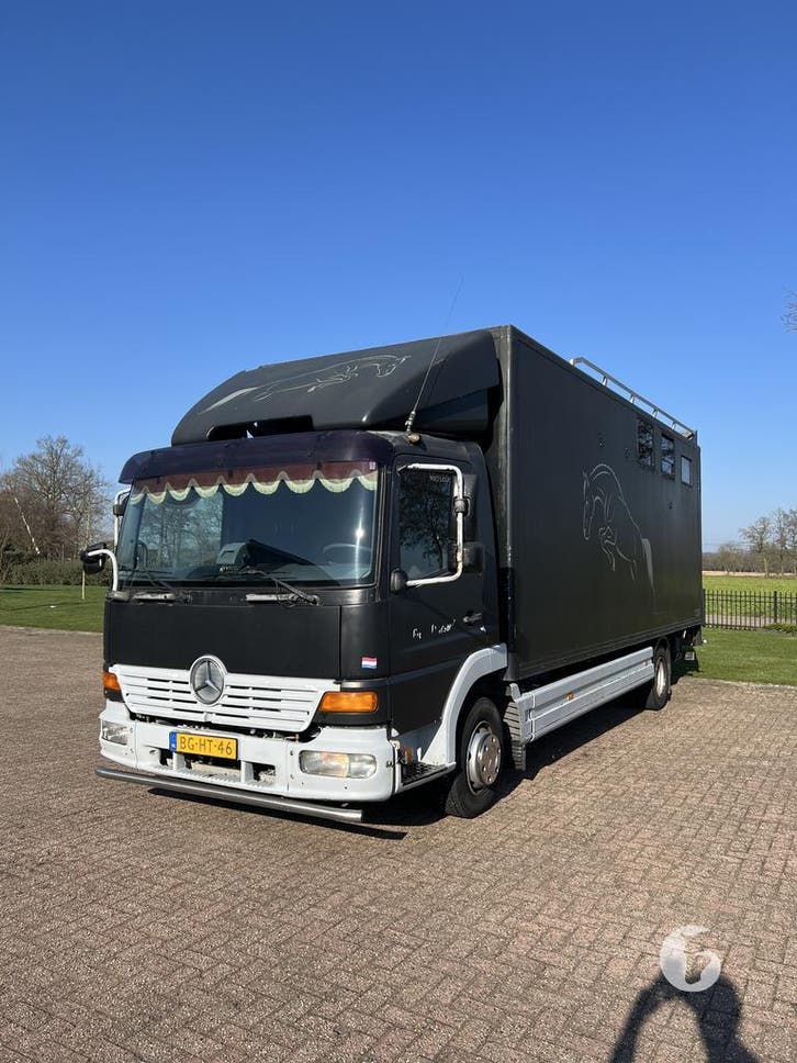 Oerdegelijke Mercedes 815 Paardenvrachtwagen!, Dieren en Toebehoren, Paarden en Pony's | Trailers en Aanhangwagens, Zo goed als nieuw