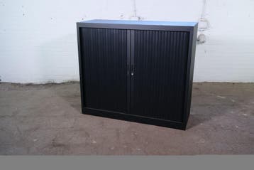 Middelhoge roldeurkast zwart 2 legborden 120 cm, Gebruikt, 100 tot 150 cm, Verzenden, 100 tot 150 cm