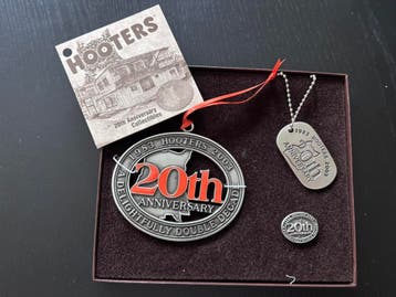 Hooters (USA) - 20th Anniversary Box Set + menukaart, Nieuw