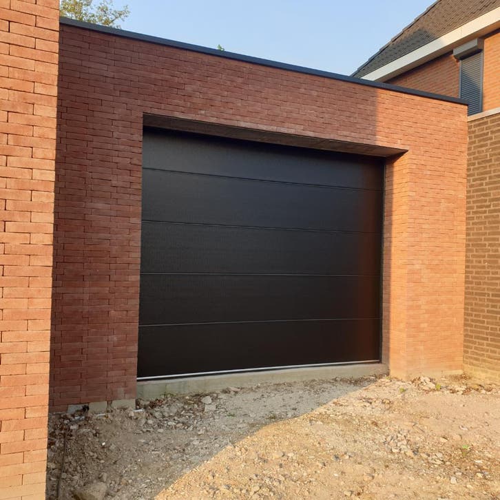 Zwarte sectionaal garagedeur Div. maten b.v 250x215 € 850,00, Doe-het-zelf en Verbouw, Deuren en Horren, Garagedeur, Nieuw, Metaal