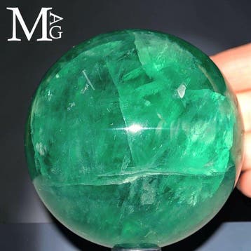 Natuurlijke groene fluorietkristal Grote uitgehouwen groene