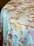 Roze magnoliaprint tafelkleed voor grote tafels. -