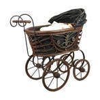 Antieke poppenwagen met porseleinen pop