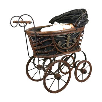 Antieke poppenwagen met porseleinen pop