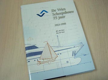 Vries, H.S. de  vries, H.J. de - De Vries scheepsbouw 75..., Nieuw