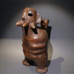 Vicus, Peru Terracotta Figuuratieve vaas met handvat.