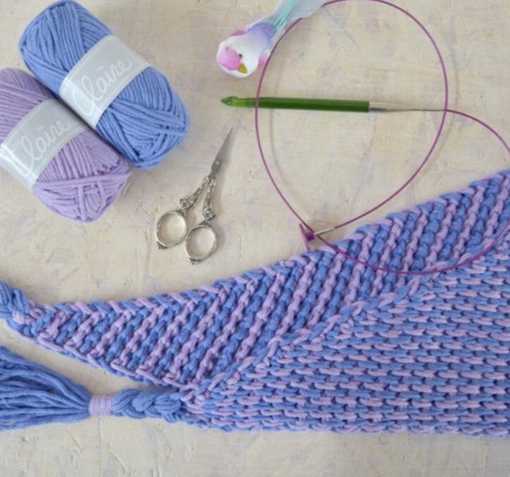 Haakpakket Ton Sur Ton Sjaal Lila Denim, Hobby en Vrije tijd, Breien en Haken, Breien of Haken, Nieuw, Wol of Garen, Ophalen of Verzenden