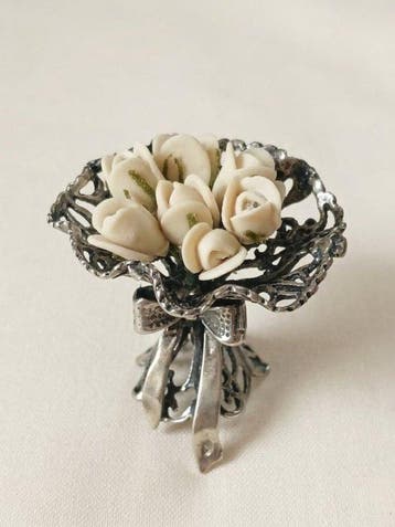 Figuur - Bouquet in argento e biscuit - .800 zilver, Antiek en Kunst