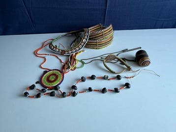 Verzameling van handgemaakte Afrikaanse kralensieraden -