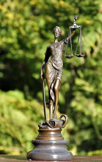 Beeld, Vrouw justitia - 23 cm - brons marmer