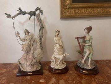 Capodimonte - G. Armani - Beeldje, lady on swing with dove,