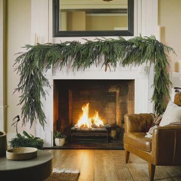 Kunstkerstkrans Norfolk Den: Luxe Groene Slinger voor Deur,, Verzenden, Nieuw