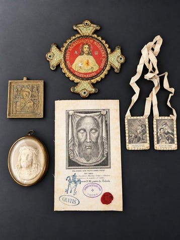 Lot van Heilige Kunst en Voorwerpen (5) - Papier, Brons,