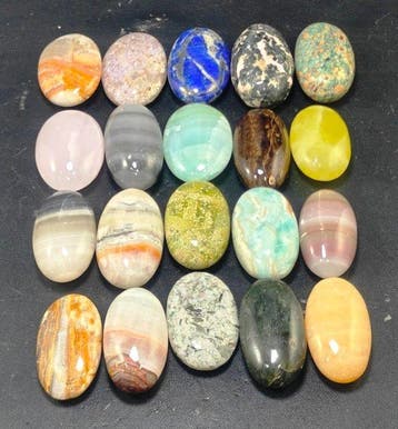 Aragoniet, Jaspis, Afghaniet, nefriet, lapis lazuli, onyx,