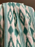 Dubbel breed, geweven stof met etnisch ikat-patroon,