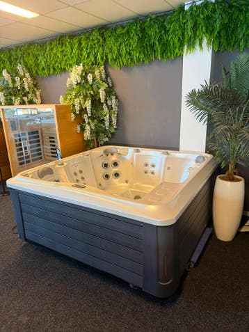 Showmodel Riptide Jacuzzi / Spa – Luxe 5-persoons, Ophalen, Nieuw, Pomp, Vast