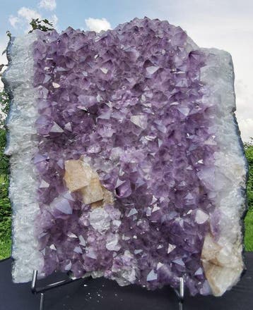 Groot Amethist-stuk met Calciet en Geometrische Vierkanten –