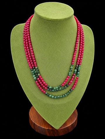 Ketting met drie draden rode chalcedoon en groene smaragd