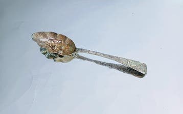 206 Years Old Embossed Serving Spoon - Lepel - .925 zilver