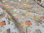 Fluwelen jacquard met bloemenmotief op een zilverkleurige