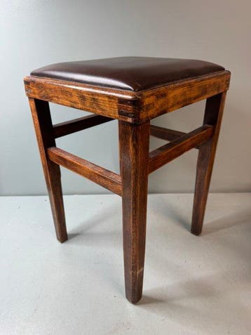 Kruk - Vintage houten krukje met bruine skai zitting – Jaren