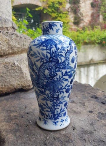 Antieke 19e-eeuwse Chinese blauwwitte porseleinen vaas met, Antiek en Kunst