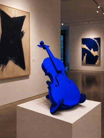 NewArtsy X - Violon Yves Klein Blue - Absolute Silence in