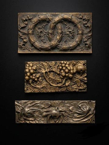 Set van 3 decoratieve plaquettes in brons met reliëf –