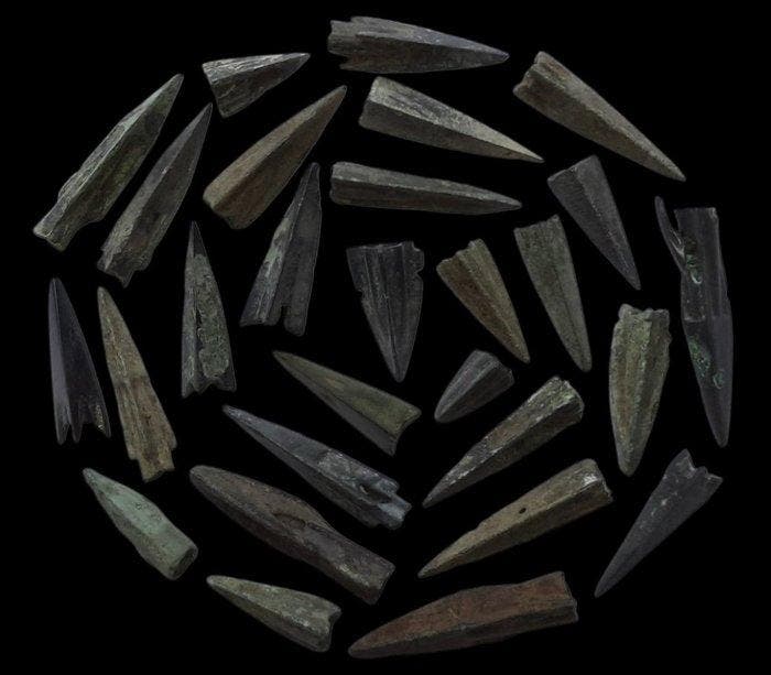 Scythisch Brons Collectie bronzen pijlpunten - 28 stuks., Verzamelen, Mineralen en Fossielen