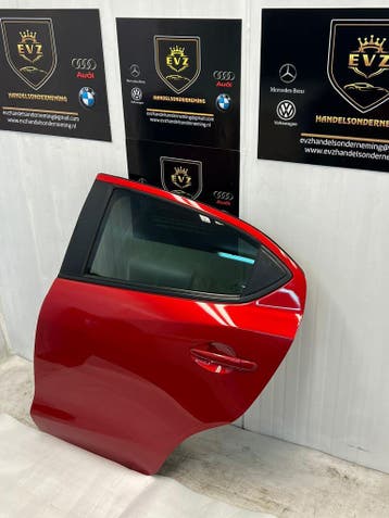 Mazda 2 bj.2016 portier 4-deurs links achter deur kleur rood, Auto-onderdelen, Gebruikt, Links, Mazda, Deur