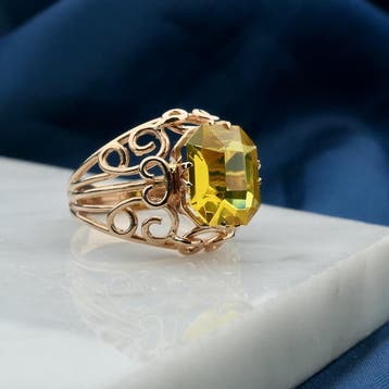 Vintage roségouden ring gezet met synthetische gele edels.., 18 tot 19, Gebruikt, Ophalen of Verzenden, Met edelsteen