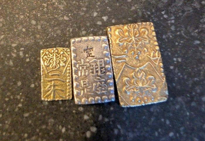 Japan. 1853/1869, Lot of 3, inlc. 2 Bu Ban Kin/ 1 Shu Gin, Postzegels en Munten, Munten | Azië