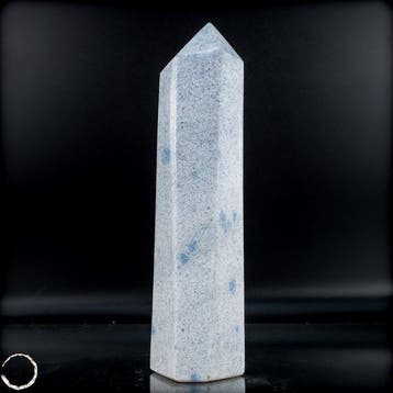 K2-obelisk uit Madagaskar – Het blauw van wijsheid in de