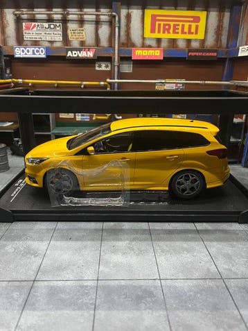 IXO 1:18 - Modelauto - Ford Focus ST Turnier 2015, Nieuw