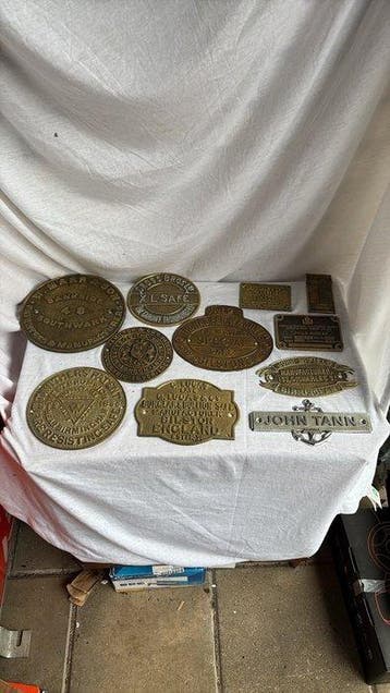 11 historische messing fabrikantplaten – Engelse kluizen en