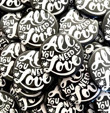 Button All You Need is Love zwart of roze, Verzamelen, Verzenden, Nieuw, Overige onderwerpen, Button
