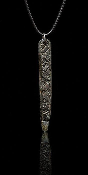 Middeleeuwen / Vikingertijd Brons Bronzen slangamulethanger,