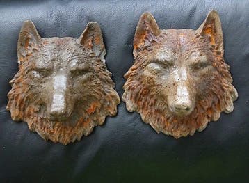 sculptuur, Two concrete wolf sculptures in antique style,
