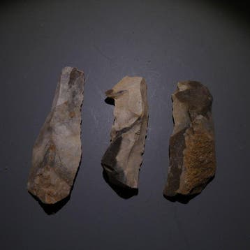 Neolithisch 3 vuurstenen. 7 cm lang. Mes - 5000 v.Chr. Bijl, Verzamelen