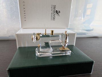 Beeld, Swarovski Crystal Memories naaimachine - 4 cm -