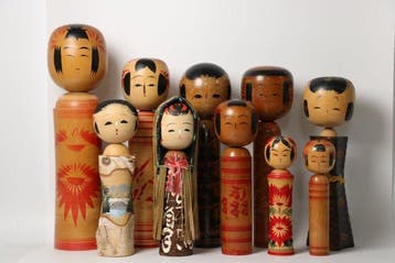 Set van tien vintage Japanse kokeshi-poppen. - Hout - Yusa