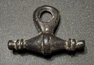 Viking periode Brons Gestileerde amulet-hanger in de vorm
