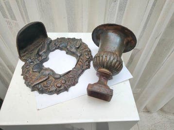 Urn (2) - Gietijzer - Urn - vogelbad