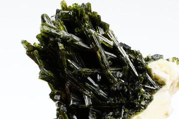 Nieuwe vondst - EPIDOTE-sprays op microcline - glanzend -, Verzamelen